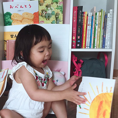 3歳の子どもが絵本を読んでいる