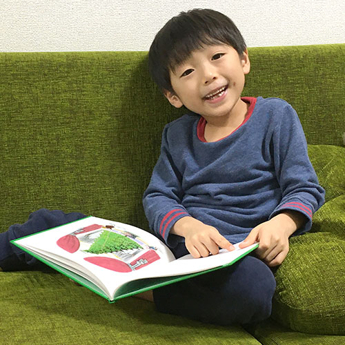 6歳の子どもが絵本を読んでいる