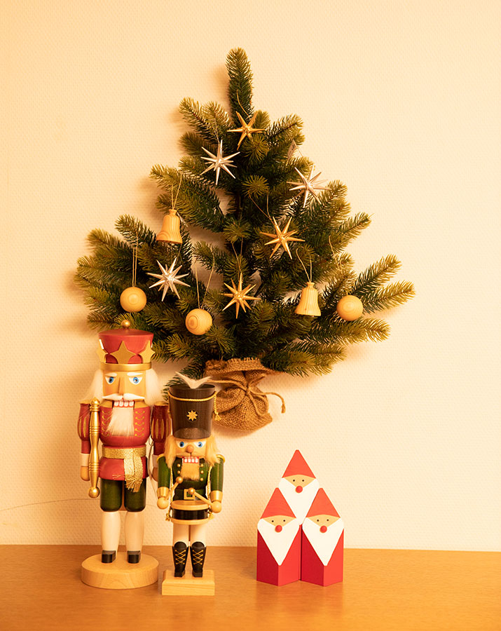 壁掛けツリーとクリスマスインテリア